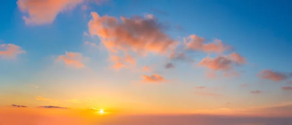 Pastel Bulut Günbatımı Gökyüzü Kuşsuz Açık Renkli Bulutlarla Güneşli Büyük Stok Fotoğraf