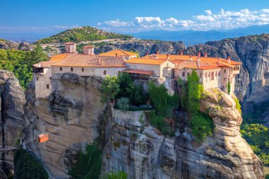 Eski Meteora manastırları. Varlaam 'ın Kutsal Manastırı' nın panoramik manzarası yüksek kayaların kenarına yerleştirilmiş. Meteora bölgesi UNESCO Dünya Mirası 'nda yer almaktadır. Yunanistan, Avrupa