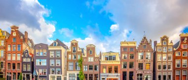Amsterdam Panoramik Manzara ünlü Amsterdam evleri - arka plan beyaz izole. Amsterdam 'ın tarihi merkezinde çeşitli geleneksel evler. Amsterdam, Hollanda, Hollanda, Avrupa