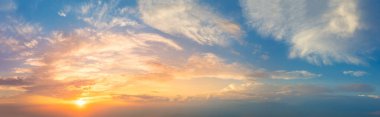 Gerçek gökyüzü - Canlı renkler Panoramik Gün Doğumu Sanset Gökyüzü renkli bulutlarla. Kuşlar olmadan. Doğal Bulut manzarası arka planı. Gerçekten uzun panoramik bir fotoğraf.