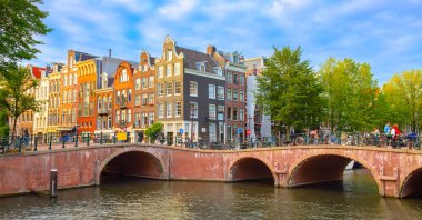 Amsterdam şehir merkezi - kanallar, eski evler ve bir köprü. Meşhur Amsterdam şehrinin güzel manzarası. Avrupa 'ya seyahat. Amsterdam, Hollanda, Hollanda, Avrupa.