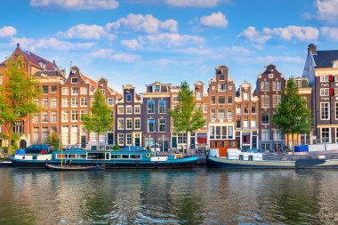Amsterdam mı? Amsterdam 'ın tarihi şehir merkezinin panoramik manzarası. Amsterdam 'ın geleneksel evleri ve köprüleri. Erkenden sakin bir sabah ve sudaki evlerin huzur dolu yansıması. Tarihi bir kasabaya Avrupa seyahati. Avrupa, Hollanda, Holl