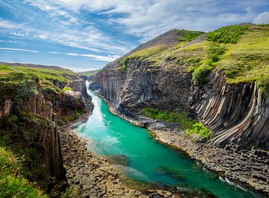 İzlanda, Studlagil bazalt kanyonu panoramik. İzlanda 'nın en harika doğa manzaralarından biri. Kuzey Avrupa