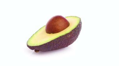 Dilimlenmiş avokado beyaz arkaplanda izole edilmiş.