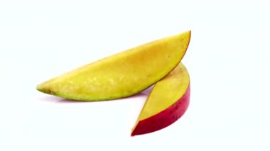 Beyaz arka plan üzerinde izole Dilimlenmiş mango