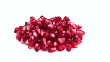 Beyaz arkaplanda izole edilmiş nar tohumları