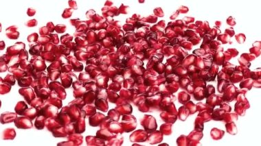 Beyaz arkaplanda izole edilmiş nar tohumları