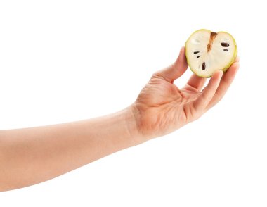 Dilimlenmiş Cherimoya yolu beyazda izole edilmiş.