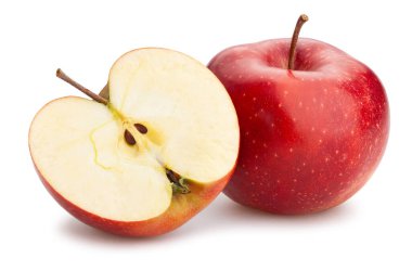 Dilimlenmiş kırmızı elma yolu beyazda izole edilmiş.