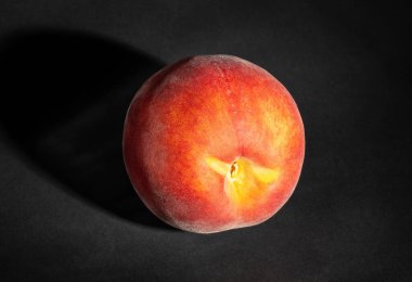 Siyah arkaplanda kırmızı şeftali