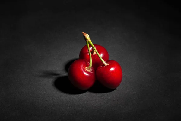 黑色底色的红樱桃 — 图库照片