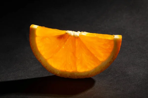 Fetta Frutta Arancione Sfondo Nero — Foto Stock