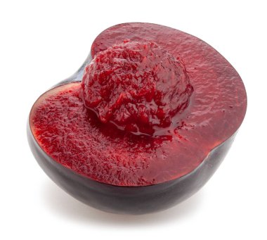 Dilimlenmiş koyu kırmızı bordo erik yolu beyazda izole edilmiş.