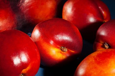 Yansıtıcı yüzeye karşı nektarin grubu