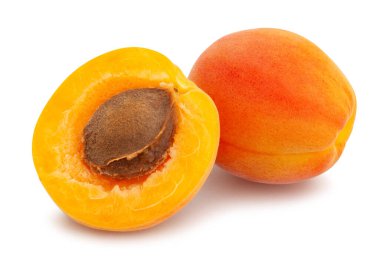 Dilimlenmiş kayısı yolu beyazda izole edilmiş.