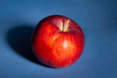 Mavi arkaplanda kırmızı elma