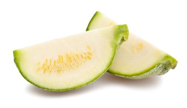 Dilimlenmiş yuvarlak kabak yolu beyazda izole