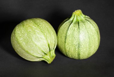 Siyah arkaplanda yuvarlak kabak