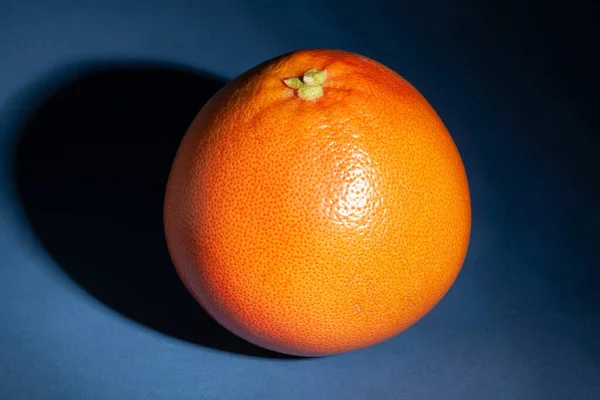 Einzelne Grapefruit Auf Blauem Hintergrund — Stockfoto