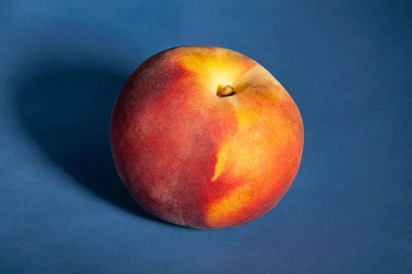 One Peach Blue Background — Stock Photo, Image