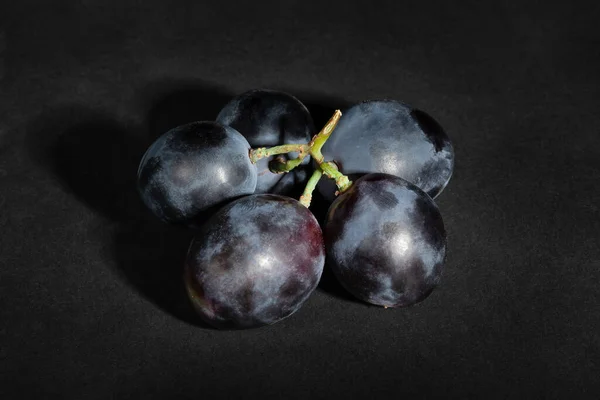 黑色背景的蓝色葡萄 — 图库照片