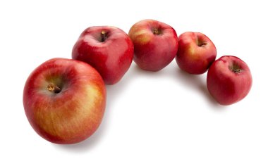 Kırmızı lezzetli elma yolu beyazda izole edilmiş.