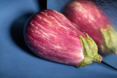 mavi arkaplanda çizgili patlıcan