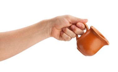 Eldeki kil kavanozu beyaz yolda izole edildi