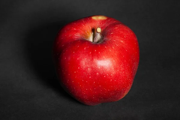 Κόκκινο Νόστιμο Μήλο Μαύρο Φόντο — Φωτογραφία Αρχείου