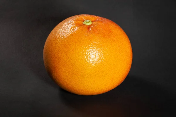 黑色背景的单一柚子 — 图库照片