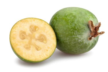 Dilimlenmiş feijoa yolu beyazda izole edildi