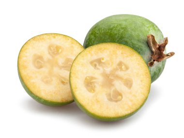 Dilimlenmiş feijoa yolu beyazda izole edildi