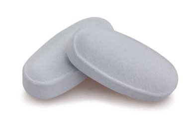 Vitamin hapları beyaz yolda izole edilmiş