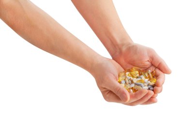 Vitamin hapları beyaz yolda izole edilmiş.