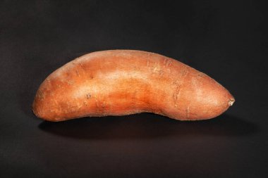 Siyah arka plan üzerine tatlı patates