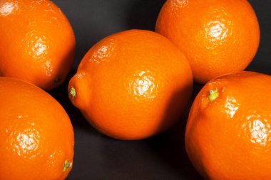 Siyah arkaplanda minneola tangelo mandalina