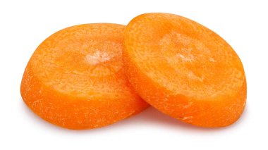 Dilimlenmiş havuç yolu beyaza izole edilmiş.