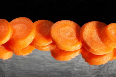 Siyah arka planda doğranmış havuç.