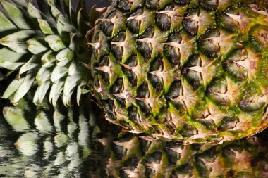 Siyah arkaplanda aynalı ananas