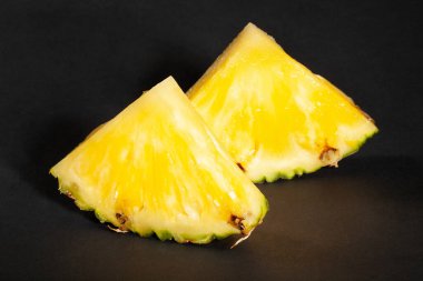 Siyah arka planda dilimlenmiş ananas