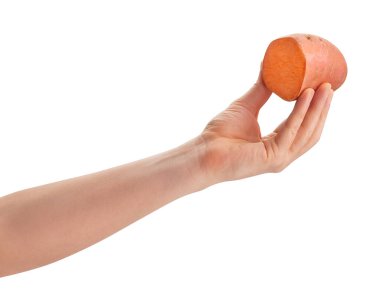 Dilimlenmiş tatlı patates beyaz yolda izole edilmiş.