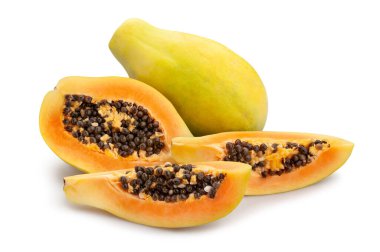 Dilimlenmiş papaya yolu beyazda izole edilmiş