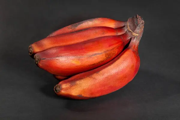 Plátano Rojo Sobre Fondo Negro Fotos de stock libres de derechos