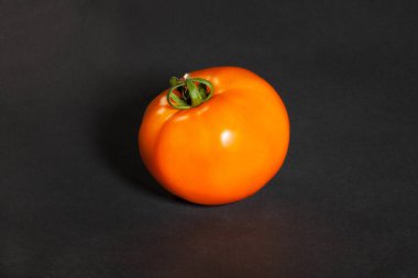 Siyah arkaplanda turuncu domates