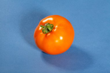 mavi arkaplanda turuncu domates