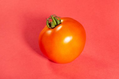 kırmızı arkaplanda turuncu domates