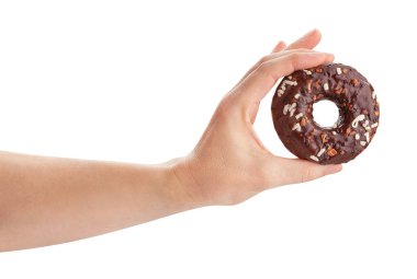 Eldeki donut beyaz yolda izole edilmiş.