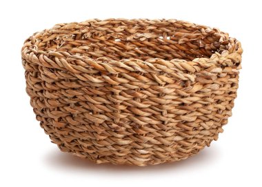 Hasır sepet yolu beyazda izole edildi