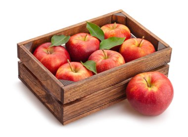 Tahta kutudaki kırmızı elmalar beyaz yolda izole edilmiş.