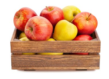 Tahta kutudaki elmalar beyaz yolda izole edilmiş.